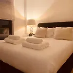 Spacious 3 Bed City Apartment With Terrace