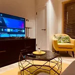 Spacious 3 Bed City Apartment With Terrace