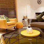 Spacious 3 Bed City Apartment With Terrace