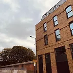 Spacious 3 Bed City Apartment With Terrace