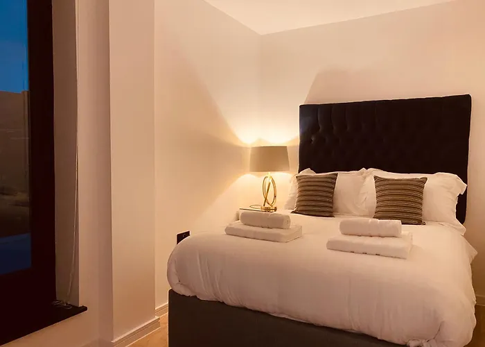 Spacious 3 Bed City Apartment With Terrace
