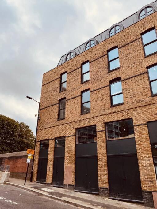 Spacious 3 Bed With Terrace Apartment London