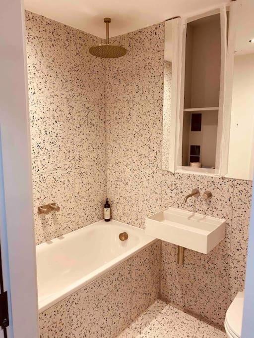 Spacious 3 Bed With Terrace Apartment *