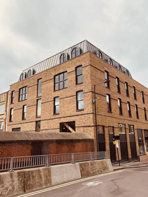 Spacious 3 Bed With Terrace *