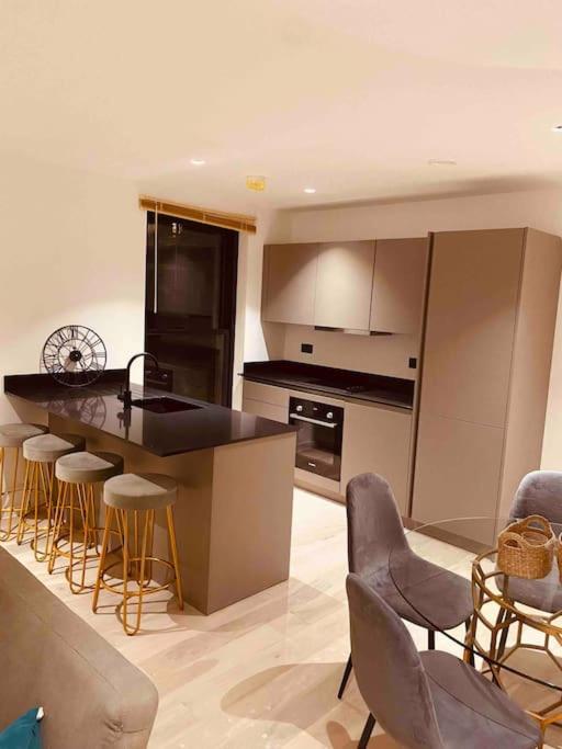 Spacious 3 Bed With Terrace